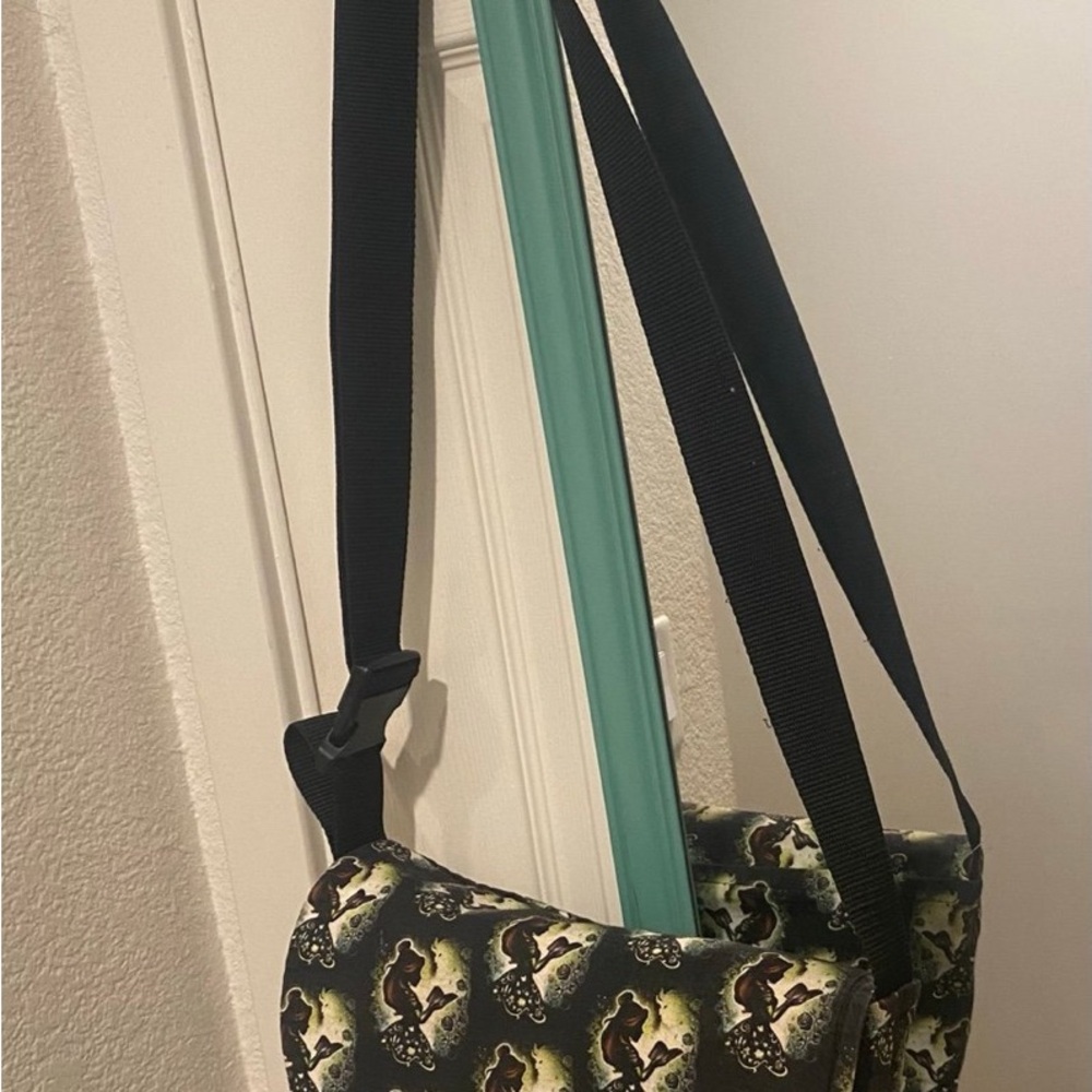 Belle silhouette crossbody purse